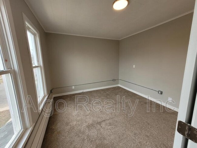 Photo - 133 Winifred St W