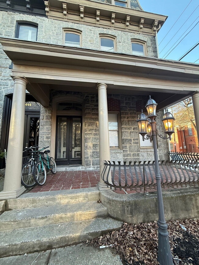 Building Photo - 446 N Duke St Unit 2r