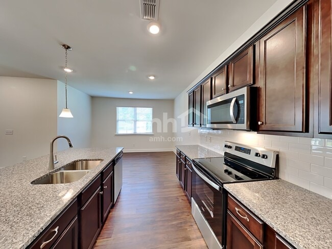 Photo - 885 Headland Wy