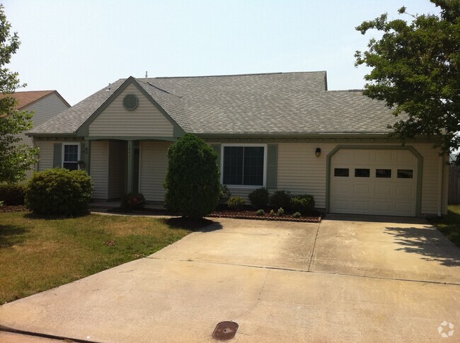 Building Photo - Beautiful water views with 3 bedrooms and ... Rental