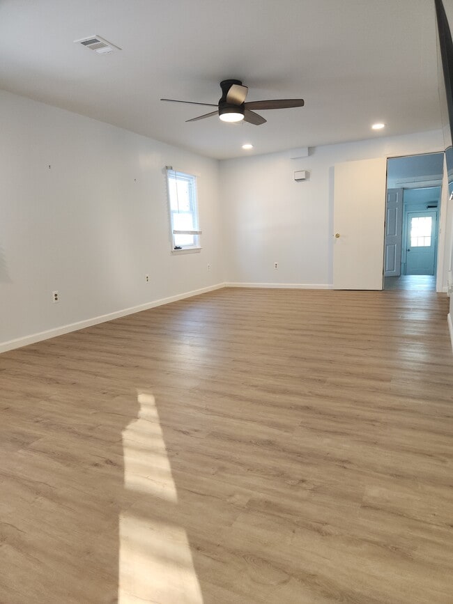 Photo - 1204 Lossing Ave