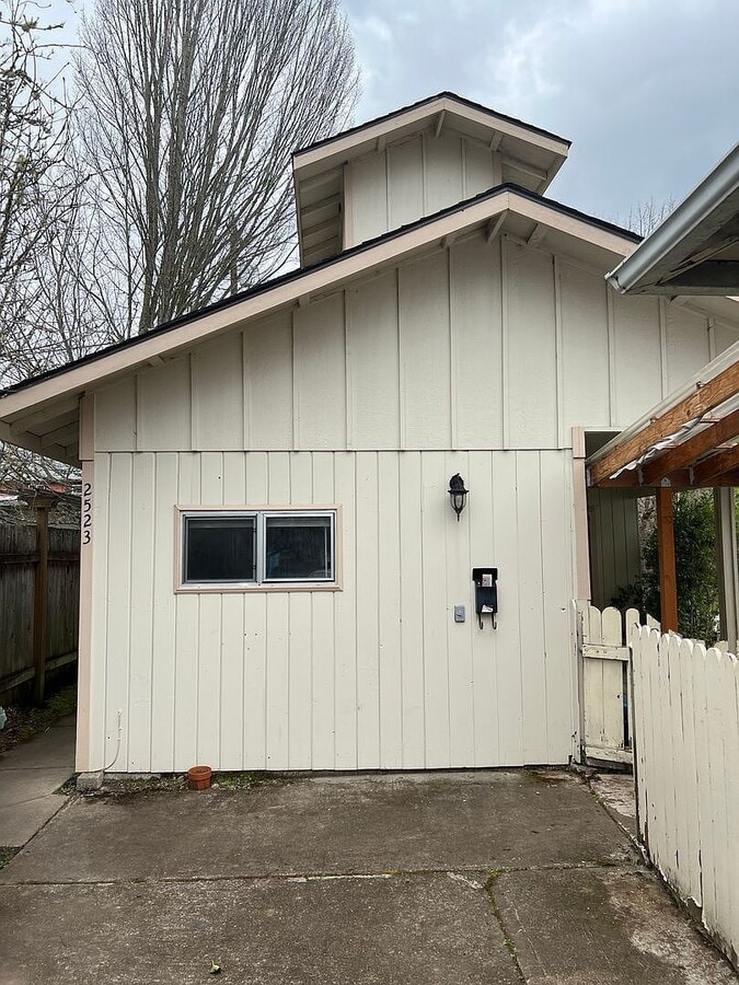 4 Bedroom Dupex Close to U of O Campus - 4 Bedroom Dupex Close to U of O Campus