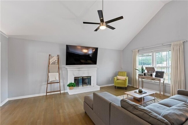 Photo - 2437 Pondside Pl NE