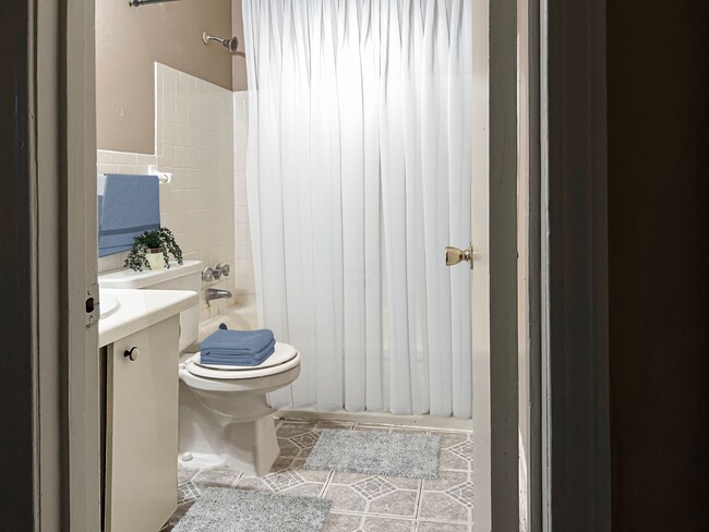 Building Photo - Shady Oaks Rental