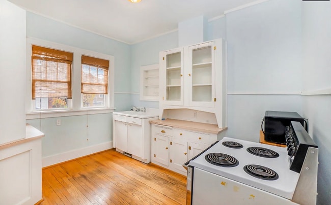 Photo - 3833 Webster St