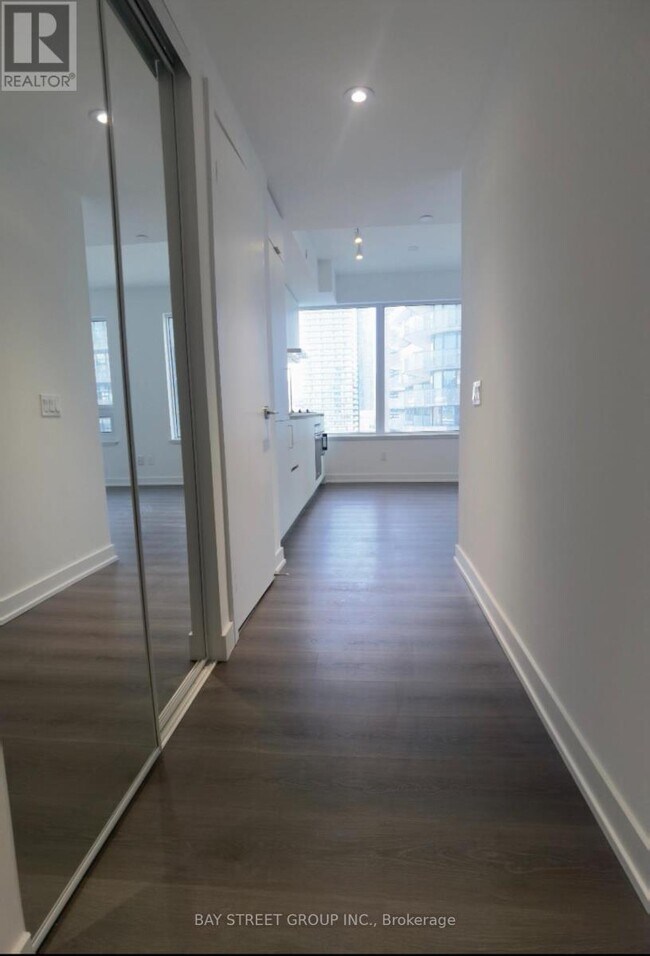 Photo - 8 Wellesley St W Unité 1715