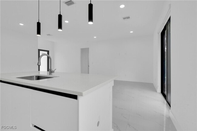 Photo - 3211 32nd St W