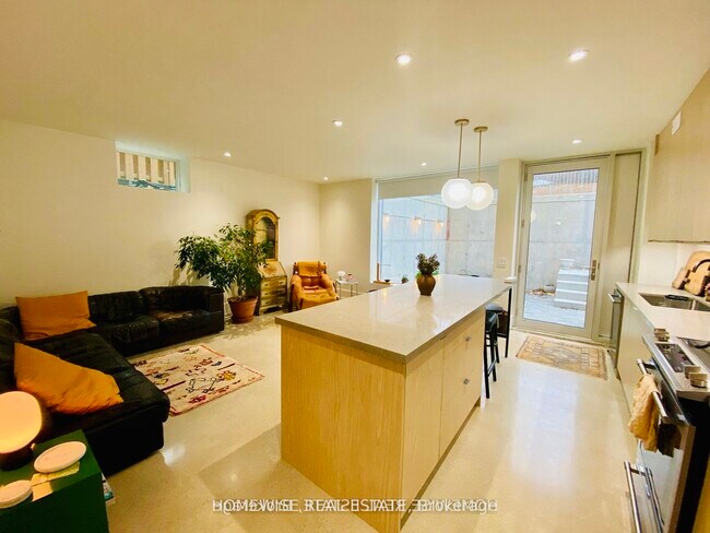 Photo - 1540 King St W