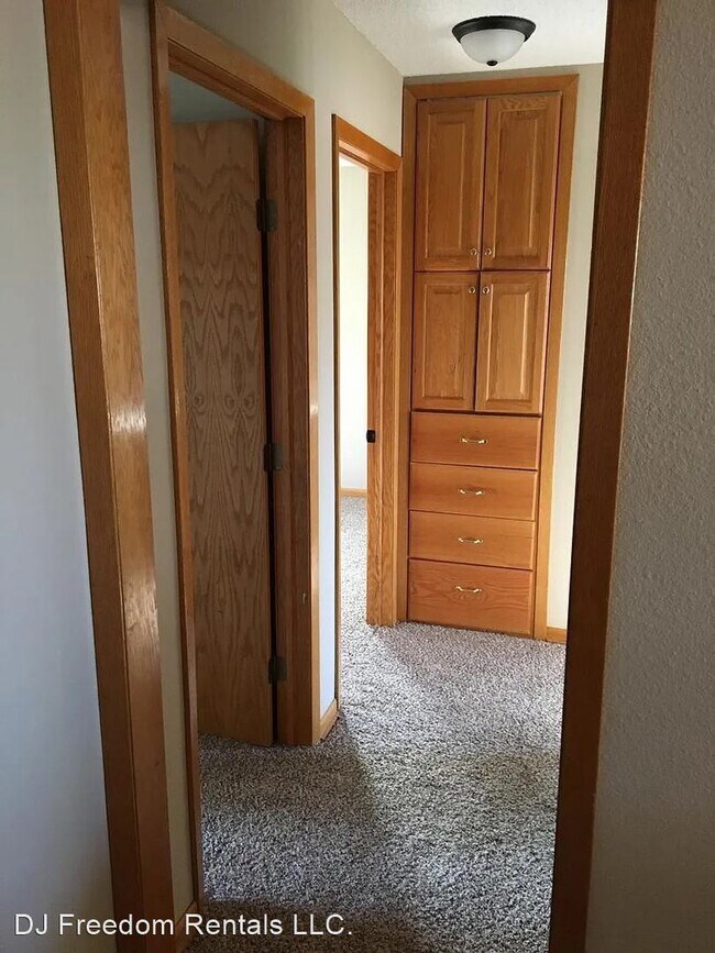 Photo - 3 br, 1 bath House - 266 N. Ward Parkway