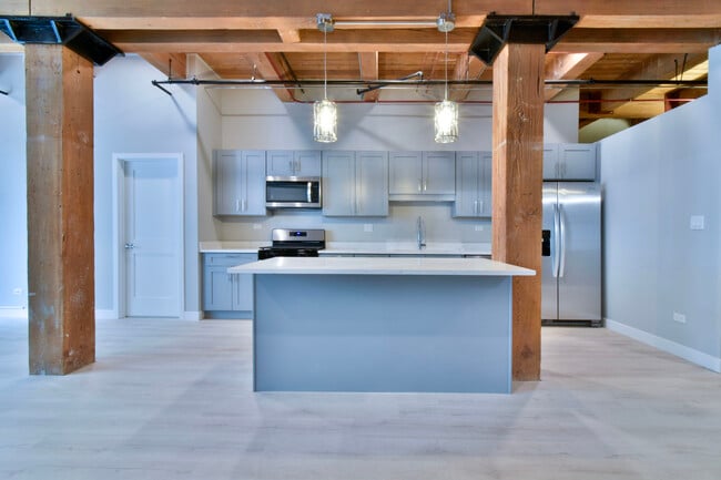 Photo - 11 E Illinois St