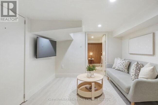 Photo - 76 Major MacKenzie Dr.