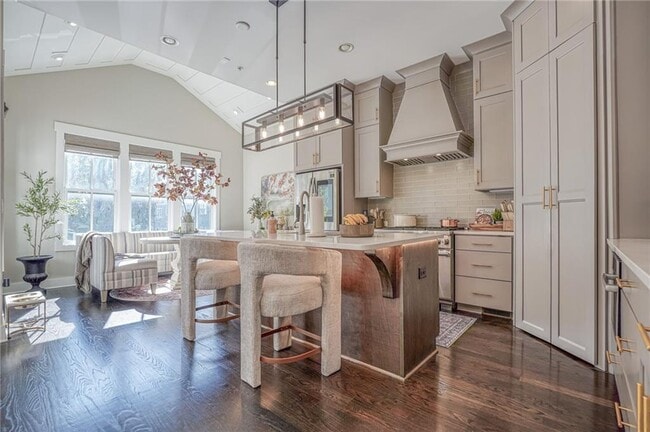 Photo - 984 Memorial Walk SE