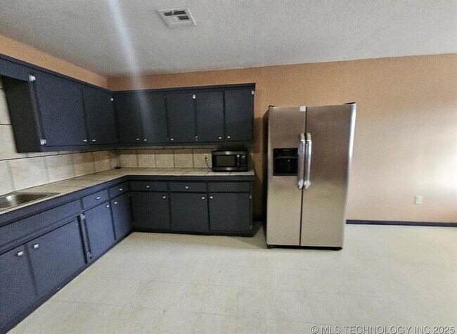 1416 W 2nd St