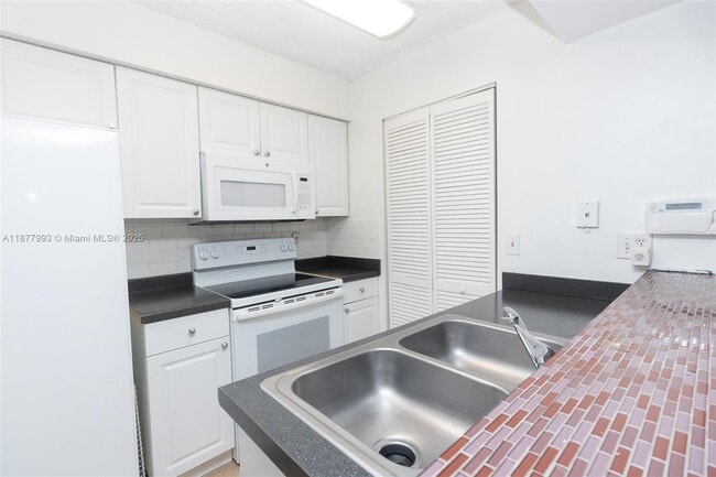 Building Photo - 1227 SW 46th Ave Unit 309 Rental