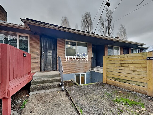 Building Photo - Charming 2-bedroom apartment just minutes from Pritchard Island Beach, with easy access to I-5 Unit 8330