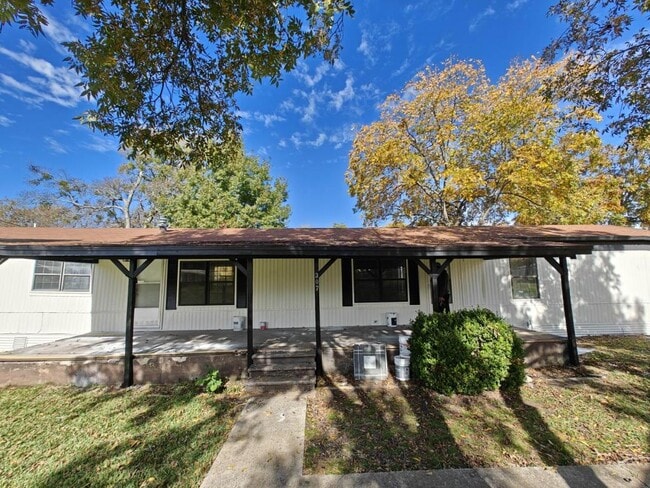 Photo - 307 W Gentry St House