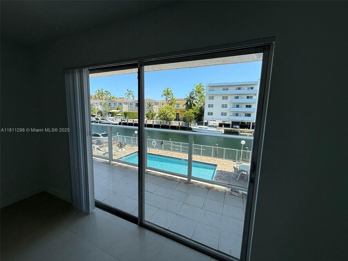 Photo - 3868 NE 169th St Unidad 204 Rental