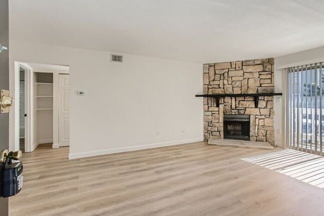 Building Photo - Updated 1BR in Prime DTC Location