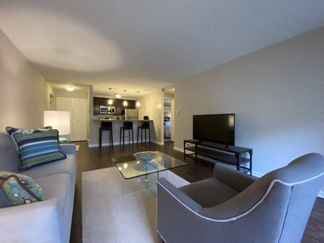 Sala de estar con mucho espacio para muebles más grandes - 1720 North Halsted