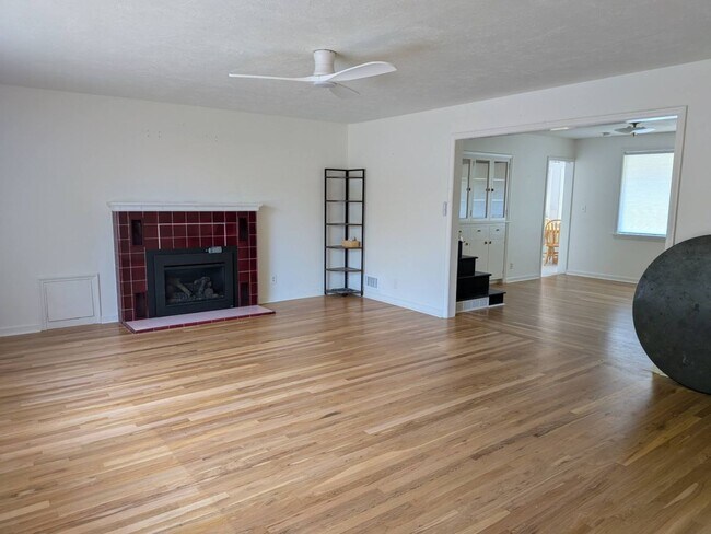 Photo - 262 E 2nd S