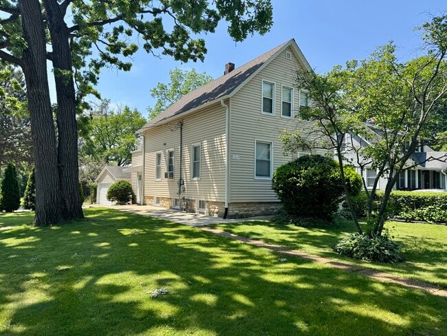 Building Photo - 1014 Half Day Rd Rental