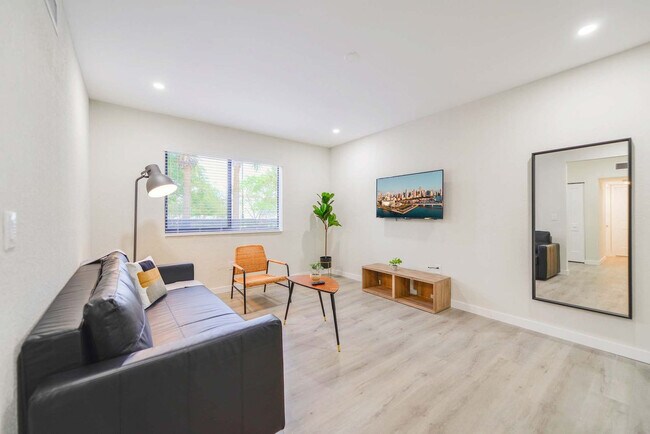 Photo - 700 SW 11th Ave Unidad FL1-ID1022482P