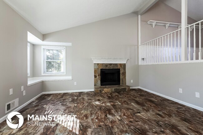 Photo - 541 Canterbury Ln