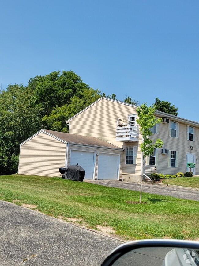 Building Photo - W156N11505 Fond du Lac Ave Unit 4 Rental