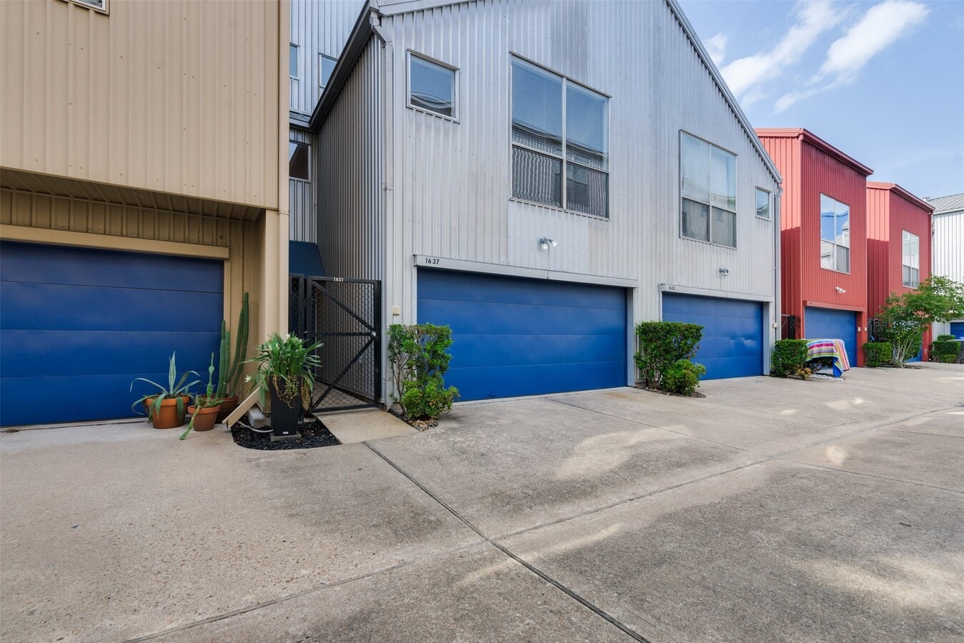 Photo - 1637 Tuam St