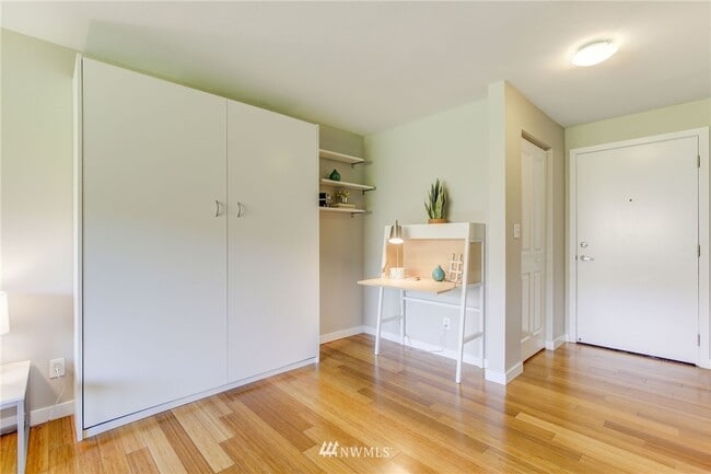 Photo - 705 E Republican St Unidad Vertigo