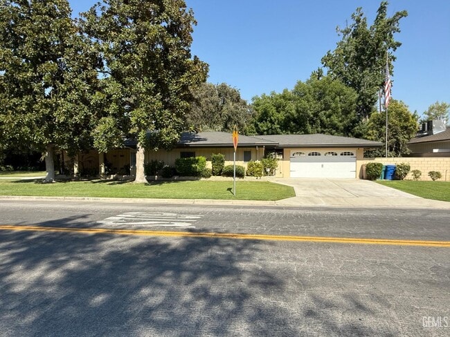 Photo - 400 Fairway Dr