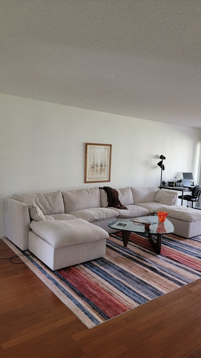 Livingroom - 5647 Summer Side Ln Unit Summerside Condo for rent