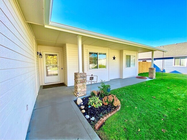 Photo - 3 Bed 2 Bath Single Level Home with 3 Car ...