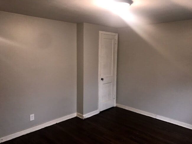 Photo - 2 Bedroom / 1 Bath Townhome + Garage -- Bellevue/Brighton Heights Area