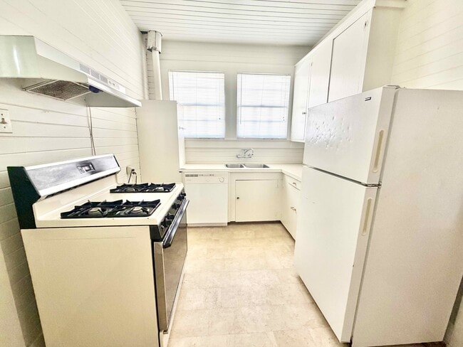 Photo - 2554 Zeeland Ave
