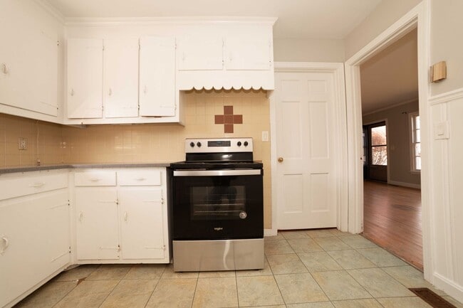 Photo - Charming Old Hickory Cottage with Vintage Character