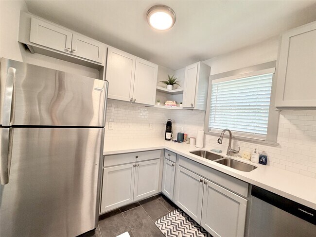 218 W 15th St Unit N