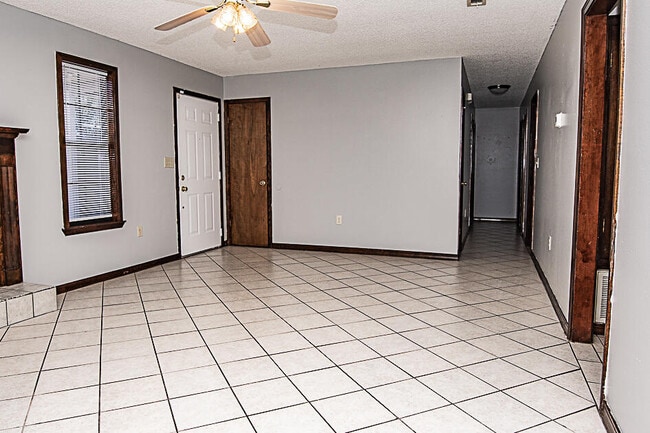 Photo - 116 Walker Cir W
