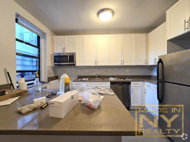 Building Photo - 1 bedroom in SUNNYSIDE NY 11104 Unit D9 Rental