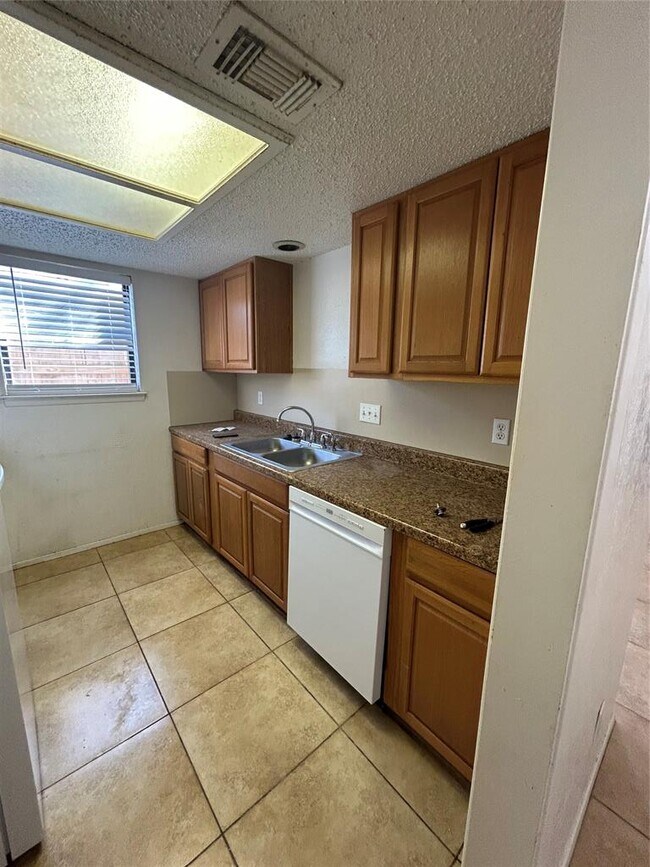 Building Photo - 12415 Deer Falls Dr