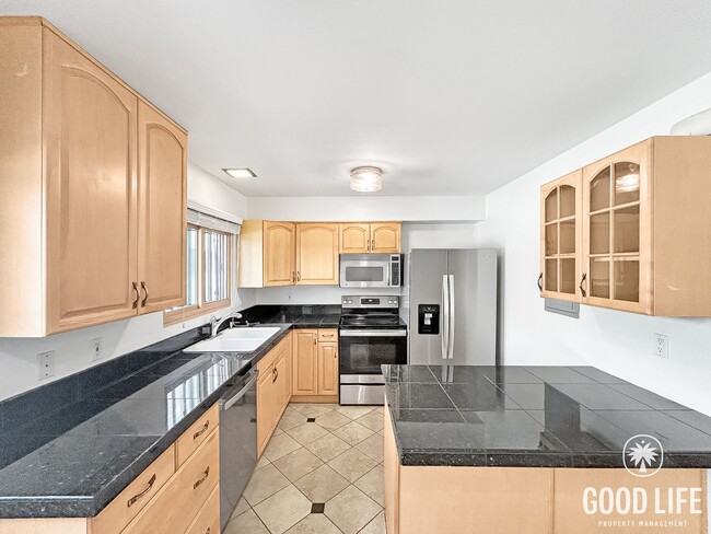 Building Photo - Beautiful 2B/1.5BA Condo W/ AC & Reserved Parking in Point Loma! Unit 14