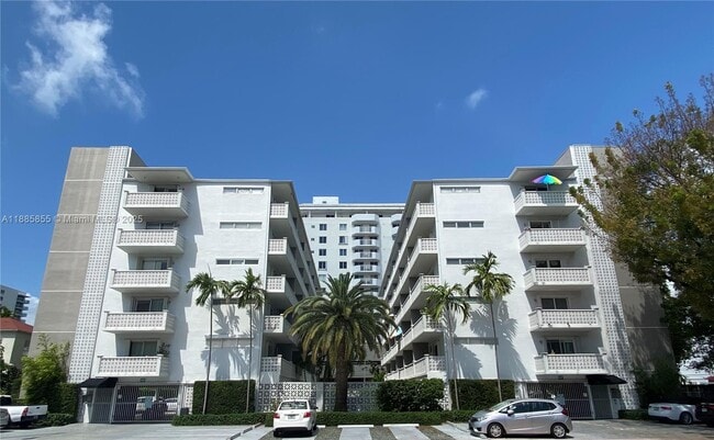Building Photo - 1620 West Ave Unit 204