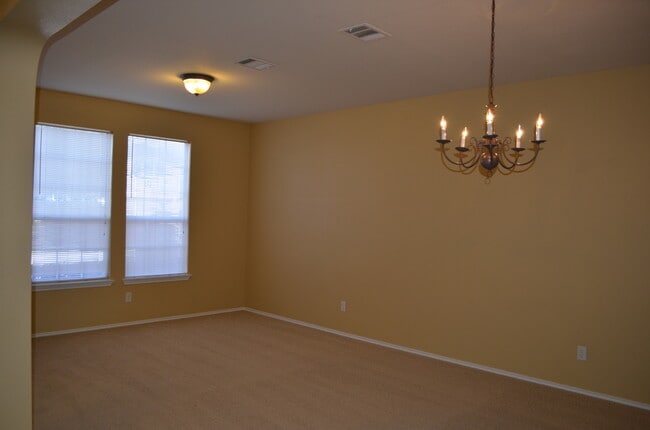 Photo - HUGE 5 BEDROOM HOME IN SAVANNAH HEIGHTS!