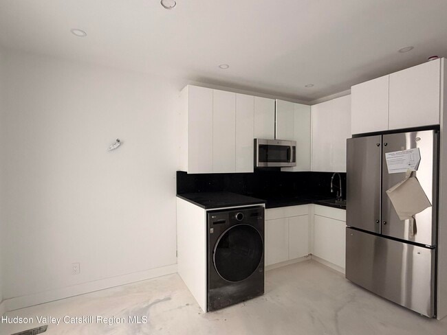 Photo - 6137 Main St