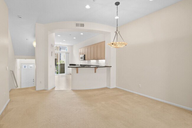 Photo - MOVE IN SPECIAL!!! Act Fast: Charming Tow... Casa Adosada