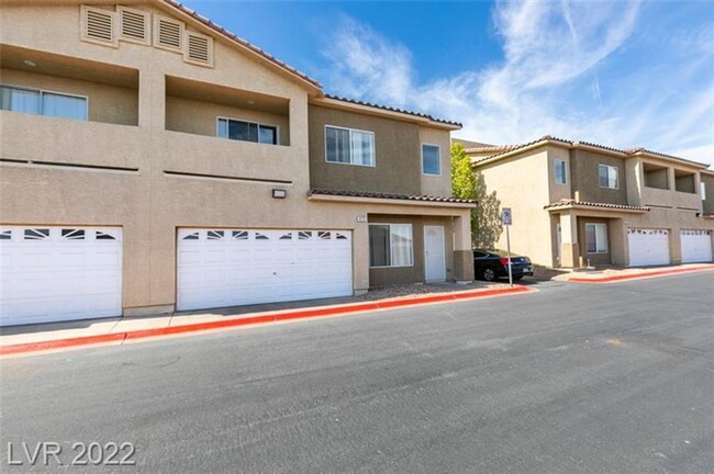 Henderson Townhouse w/2 car garage - Henderson Townhouse w/2 car garage