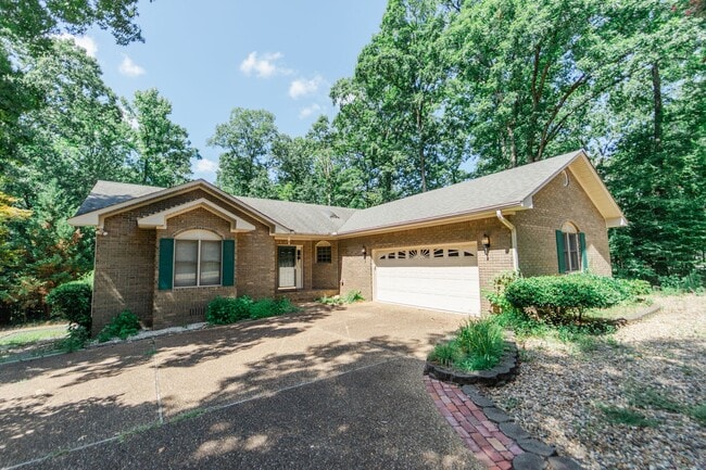 Building Photo - Don't miss out on the opportunity to make ... Rental