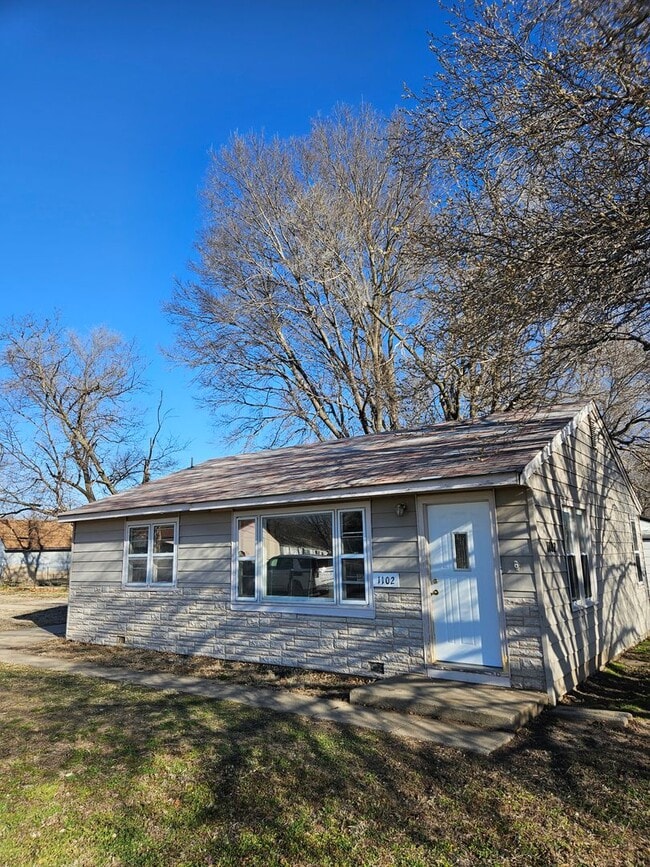 Building Photo - Pet Friendly Two Bedroom House