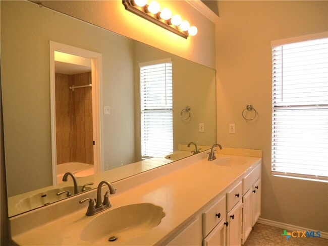 Building Photo - 2002 Castle Creek Dr Rental