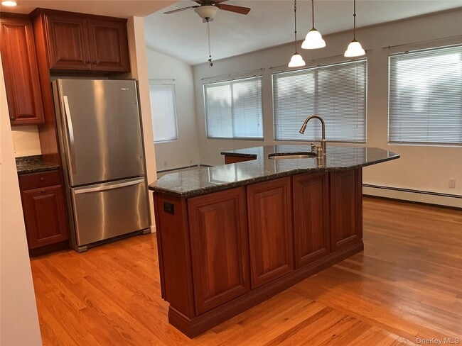 Photo - 4 Hitchcock Ln